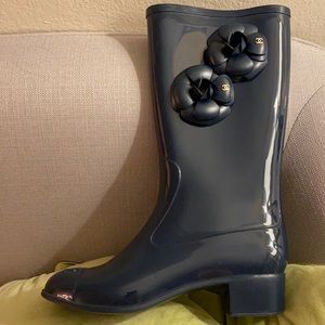 Authentic Chanel Camellia Rain boots. Size 39. Navy Blue Almost new condition.